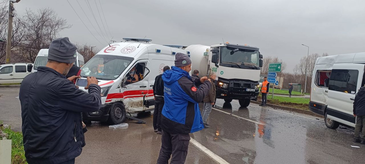 Sakarya’da Ambulans ile İşçi Servisi Çarpıştı: 11 Yaralı - Sayfa 1