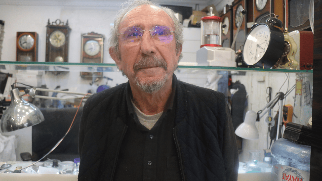 Okuldan Vazgeçti, Ömrünü Akrep Ve Yelkovana Adadı - Sayfa 2