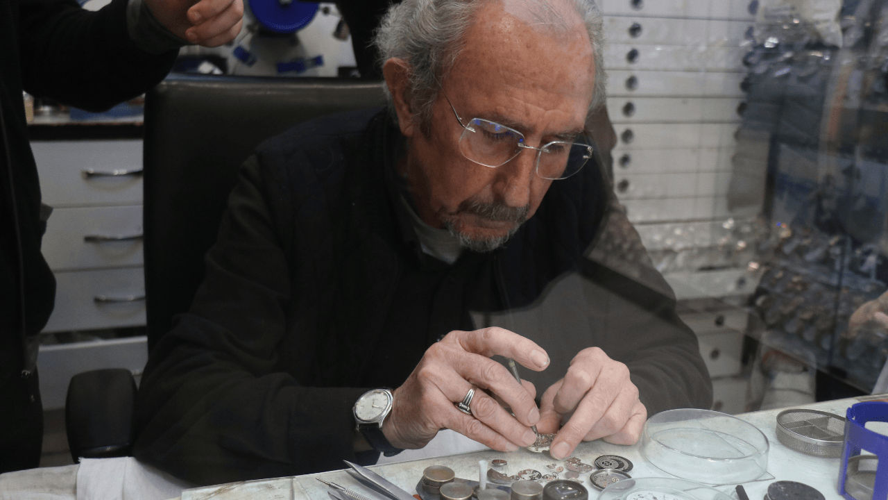 Okuldan Vazgeçti, Ömrünü Akrep Ve Yelkovana Adadı - Sayfa 1