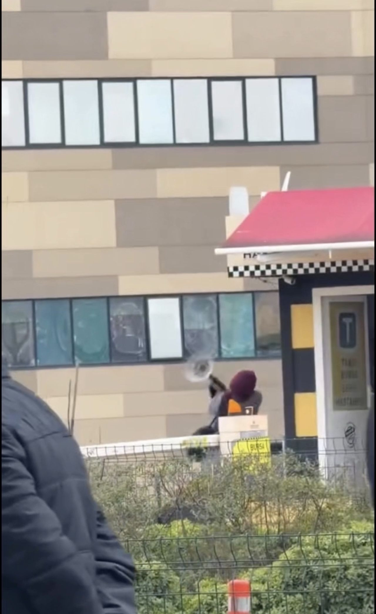 Taksi Bulamayınca Durağı Dağıttı, Durağı Savaş Alanına Çevirdi - Sayfa 4