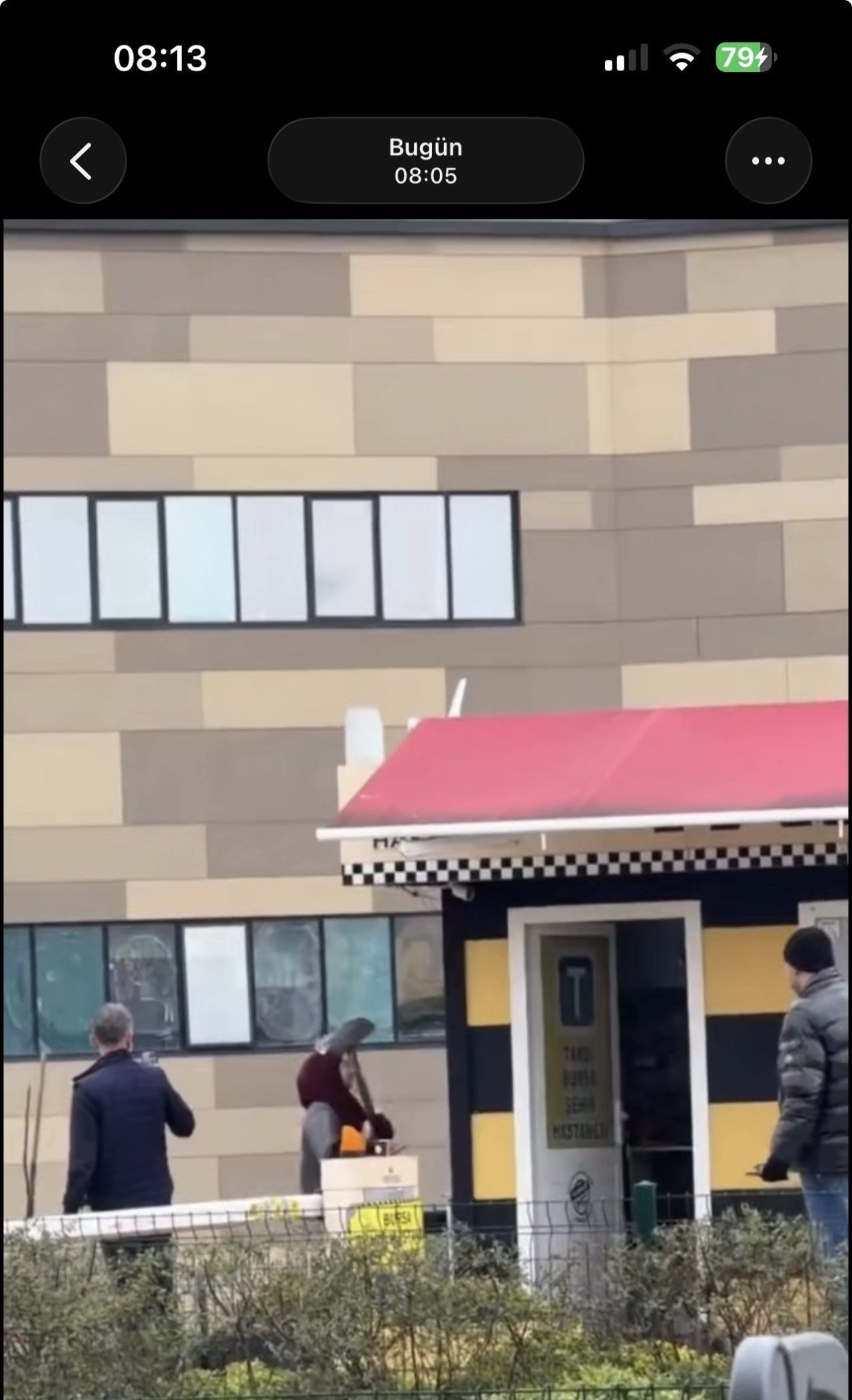 Taksi Bulamayınca Durağı Dağıttı, Durağı Savaş Alanına Çevirdi - Sayfa 2