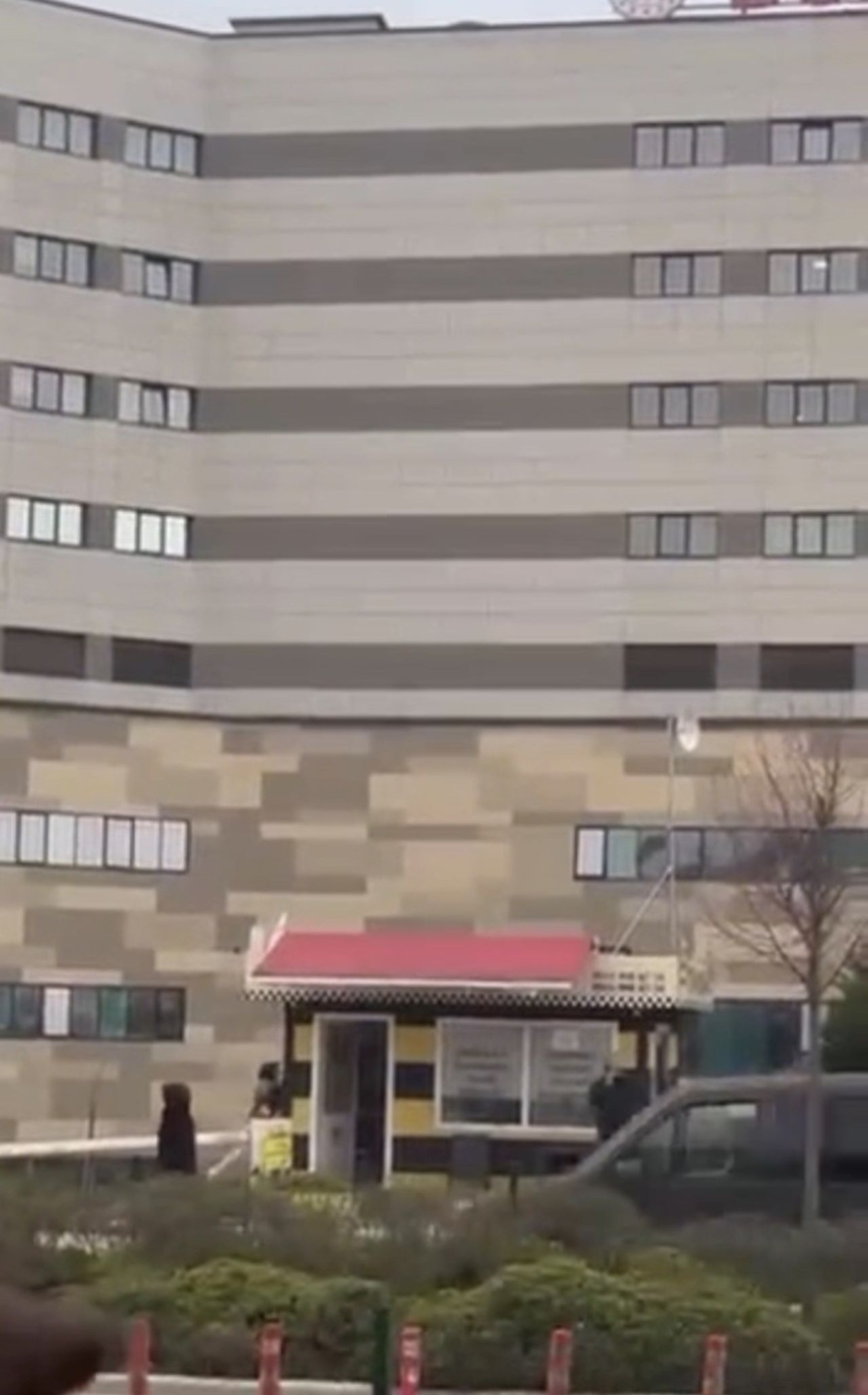 Taksi Bulamayınca Durağı Dağıttı, Durağı Savaş Alanına Çevirdi - Sayfa 3