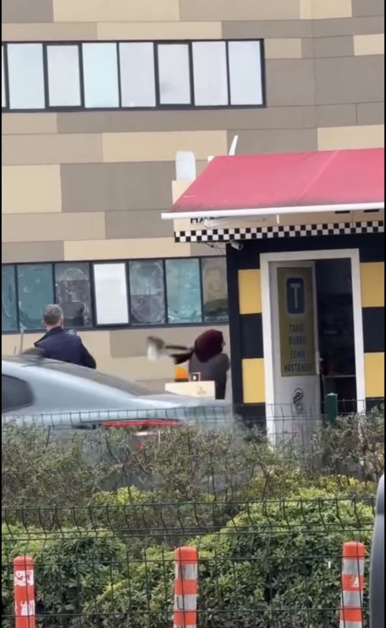 Taksi Bulamayınca Durağı Dağıttı, Durağı Savaş Alanına Çevirdi - Sayfa 1