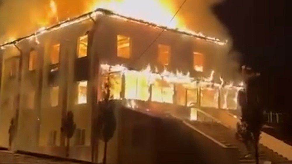 Köy Camisi Alevlere Teslim Oldu - Sayfa 1