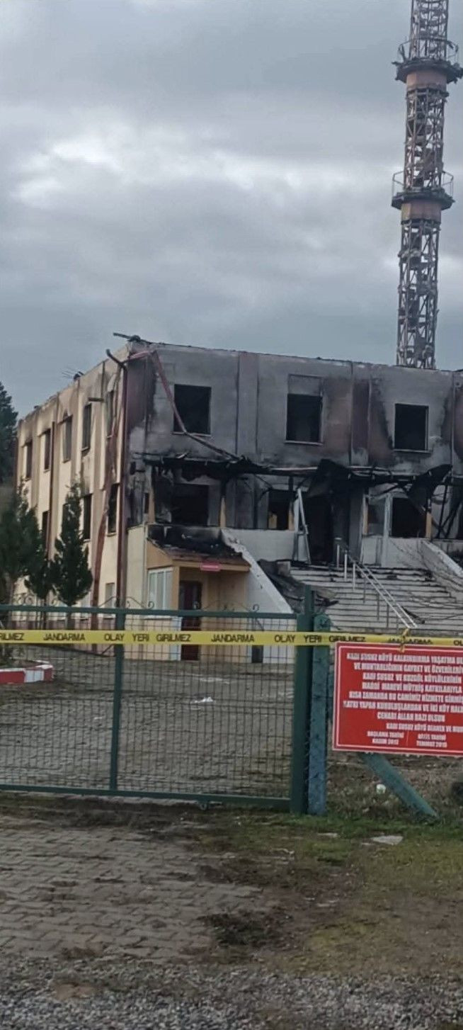 Köy Camisi Alevlere Teslim Oldu - Sayfa 4