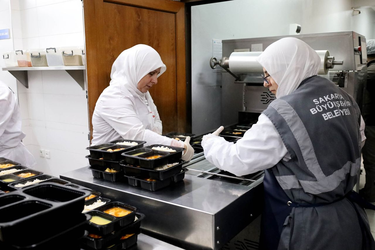 Büyükşehir Aşevi, Bu Ramazan’da Da Sofralara Sıcak Yemek Ulaştıracak - Sayfa 1