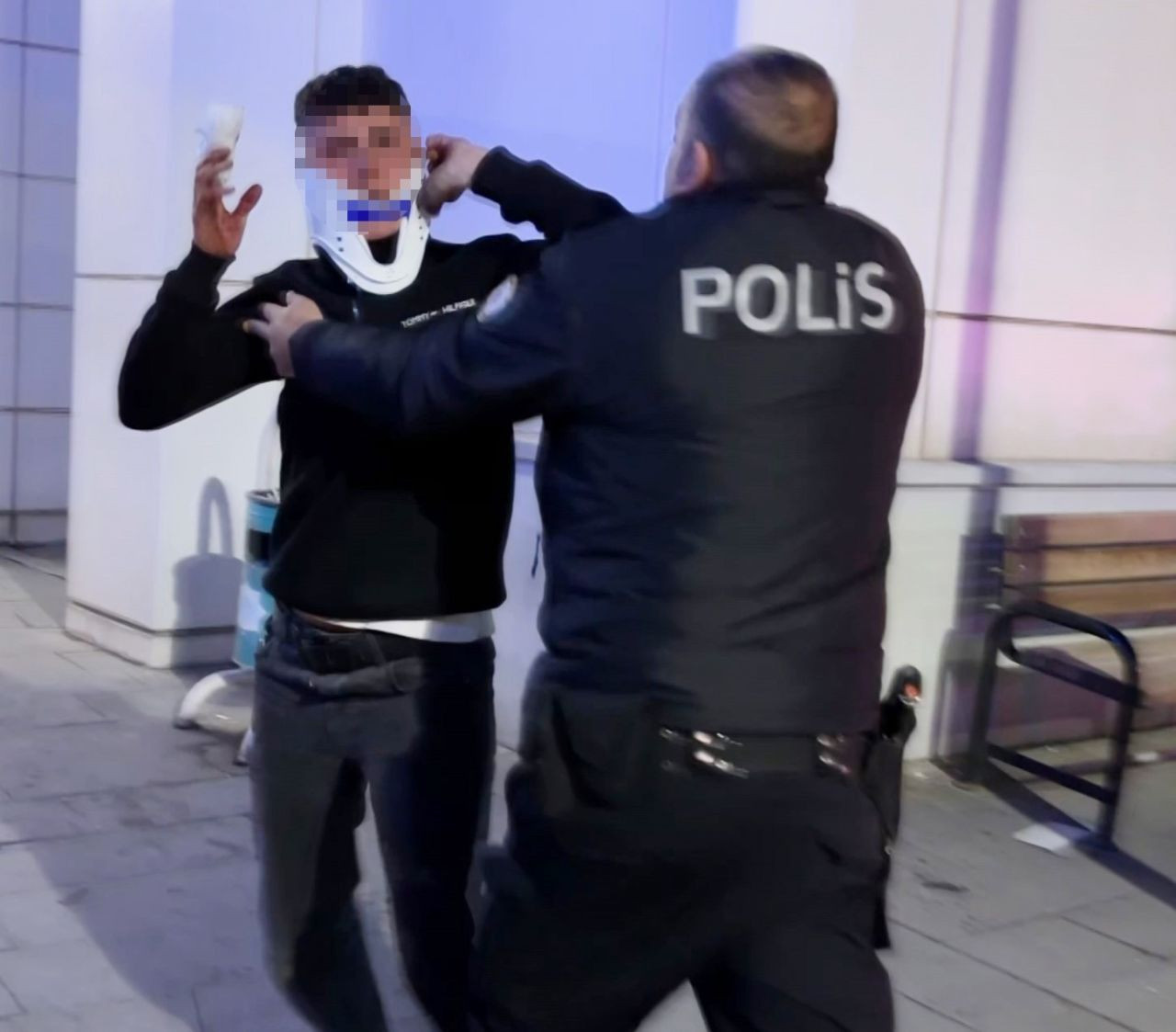 Sedyeden Atlayıp Gazetecilere Saldırdılar - Sayfa 4