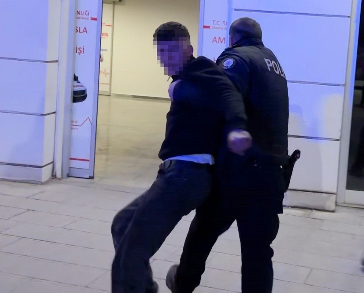 Sedyeden Atlayıp Gazetecilere Saldırdılar - Sayfa 3