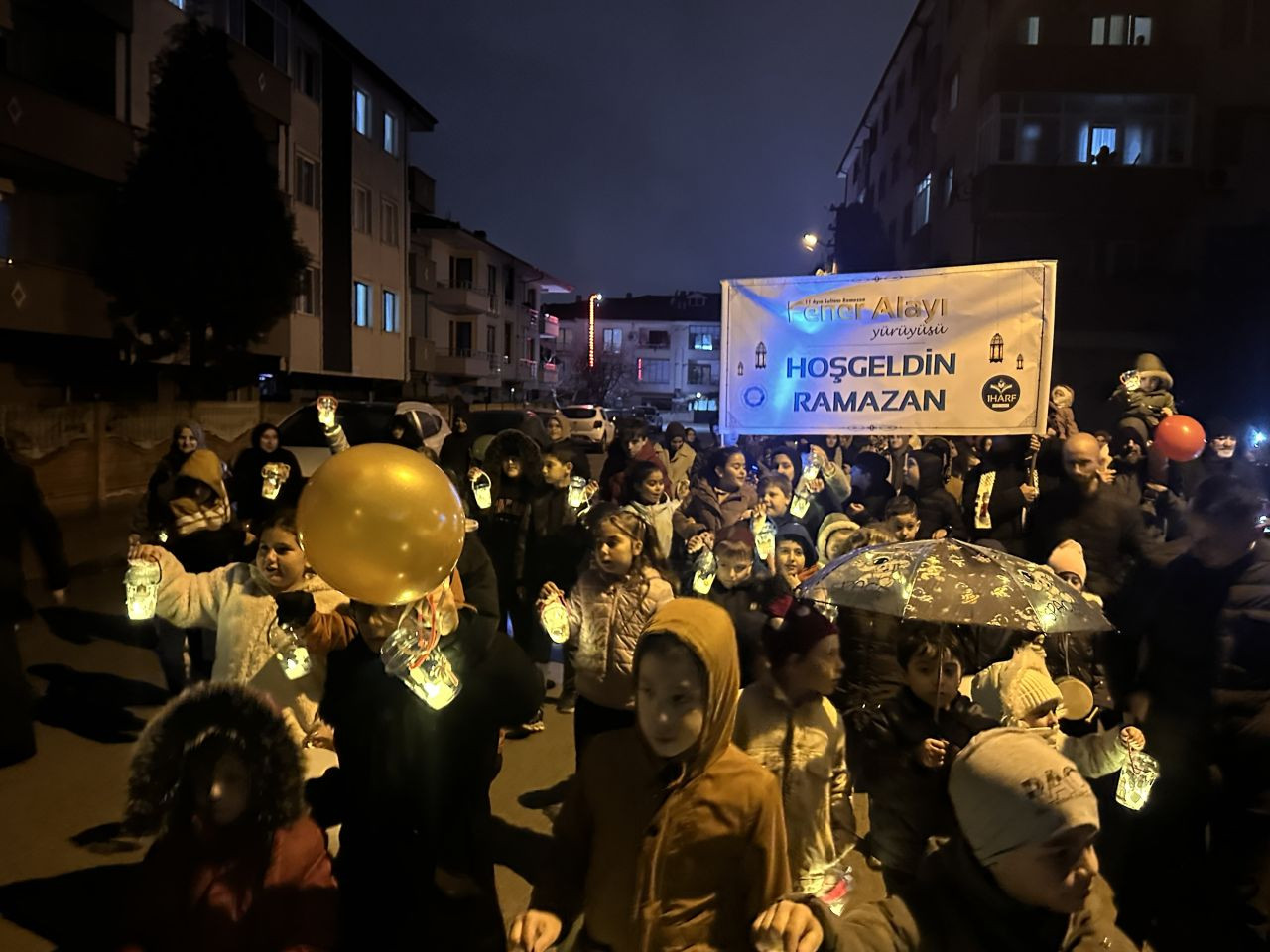 Minikler Fenerlerle Teravih Coşkusuna Katıldı - Sayfa 1