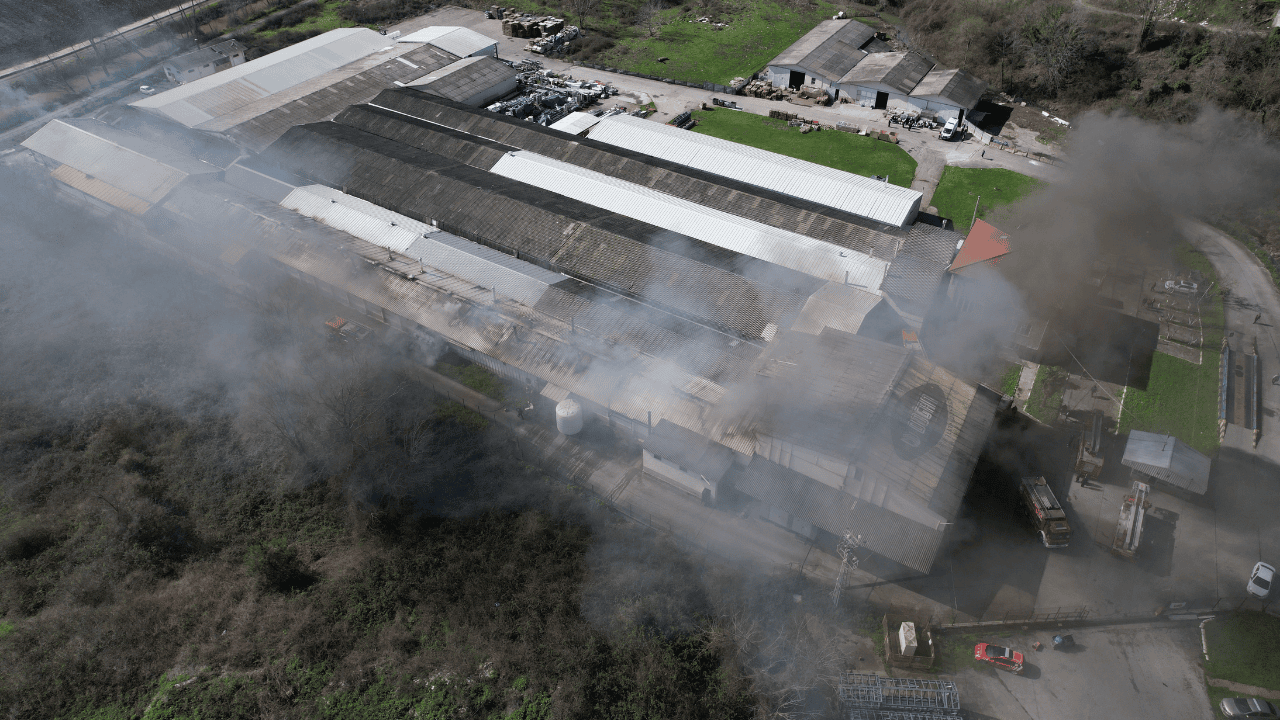 Gıda Fabrikasında Korkutan Yangın: 1 Saatte Kontrol Altına Alındı - Sayfa 1