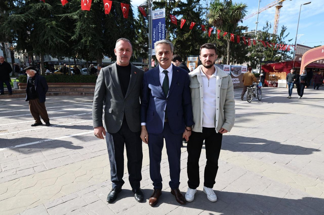 Vatandaşlarla kucaklaştı, talepleri dinledi, Ramazan ayını tebrik etti - Sayfa 1