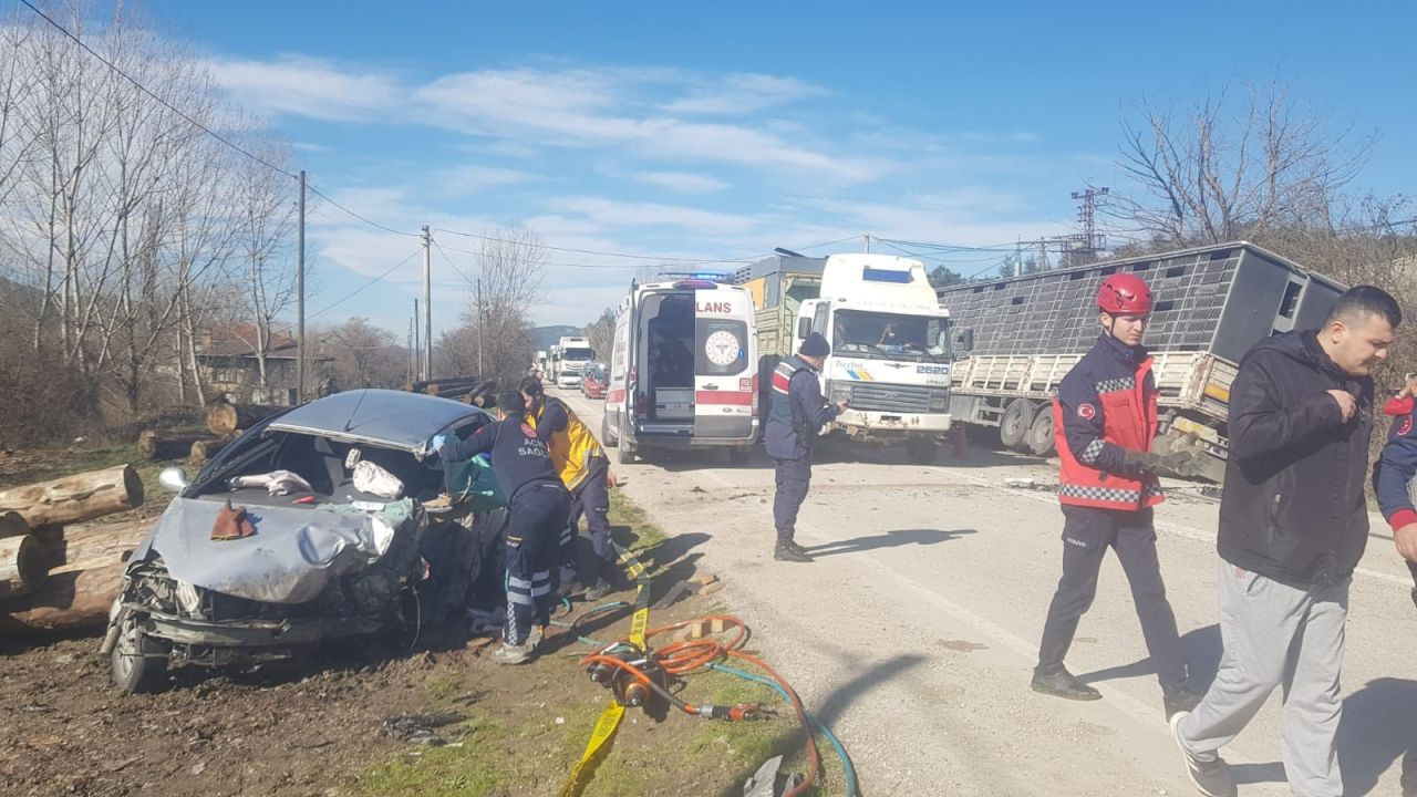 Tır İle Otomobil Kafa Kafaya Çarpıştı - Sayfa 1