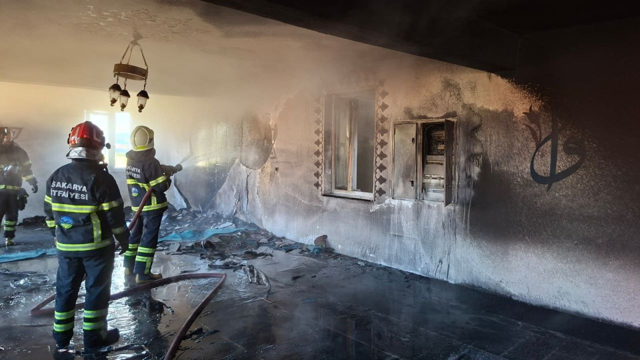 Akyazı’da Yeni Açılan Camide Yangın - Sayfa 1