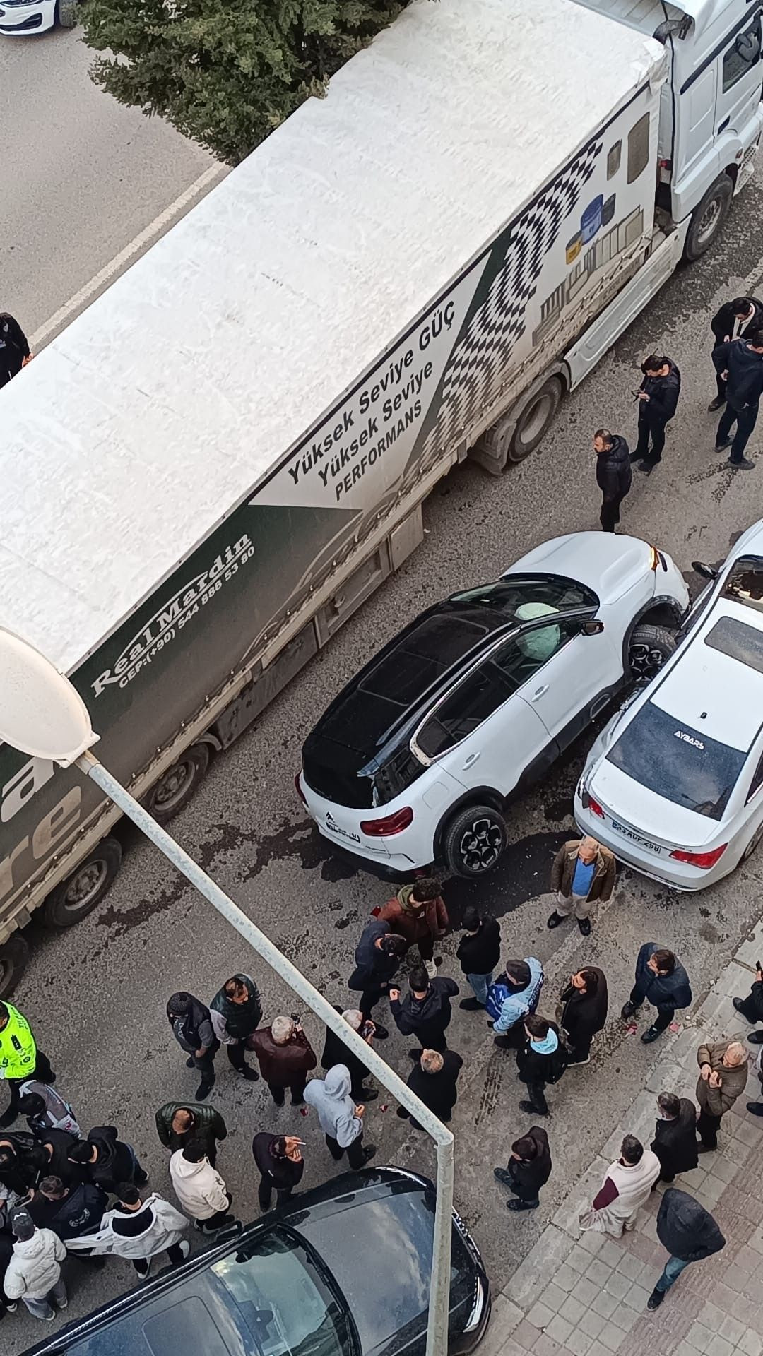 Yol Kenarında Yürüyen Bir Kadına Araba Çarptı - Sayfa 2