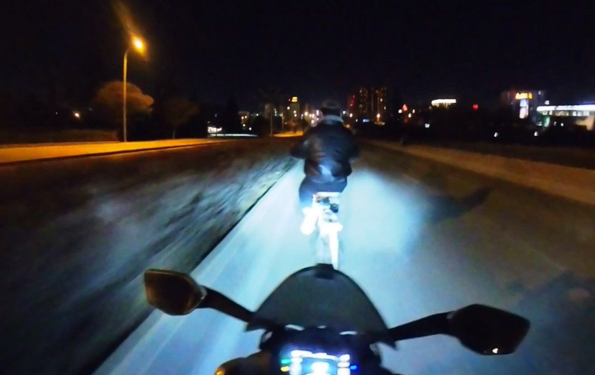 Çarpmaktan Kurtulduğu Bisikletliye Tokat Attı, Sonra Yardıma Koştu - Sayfa 1