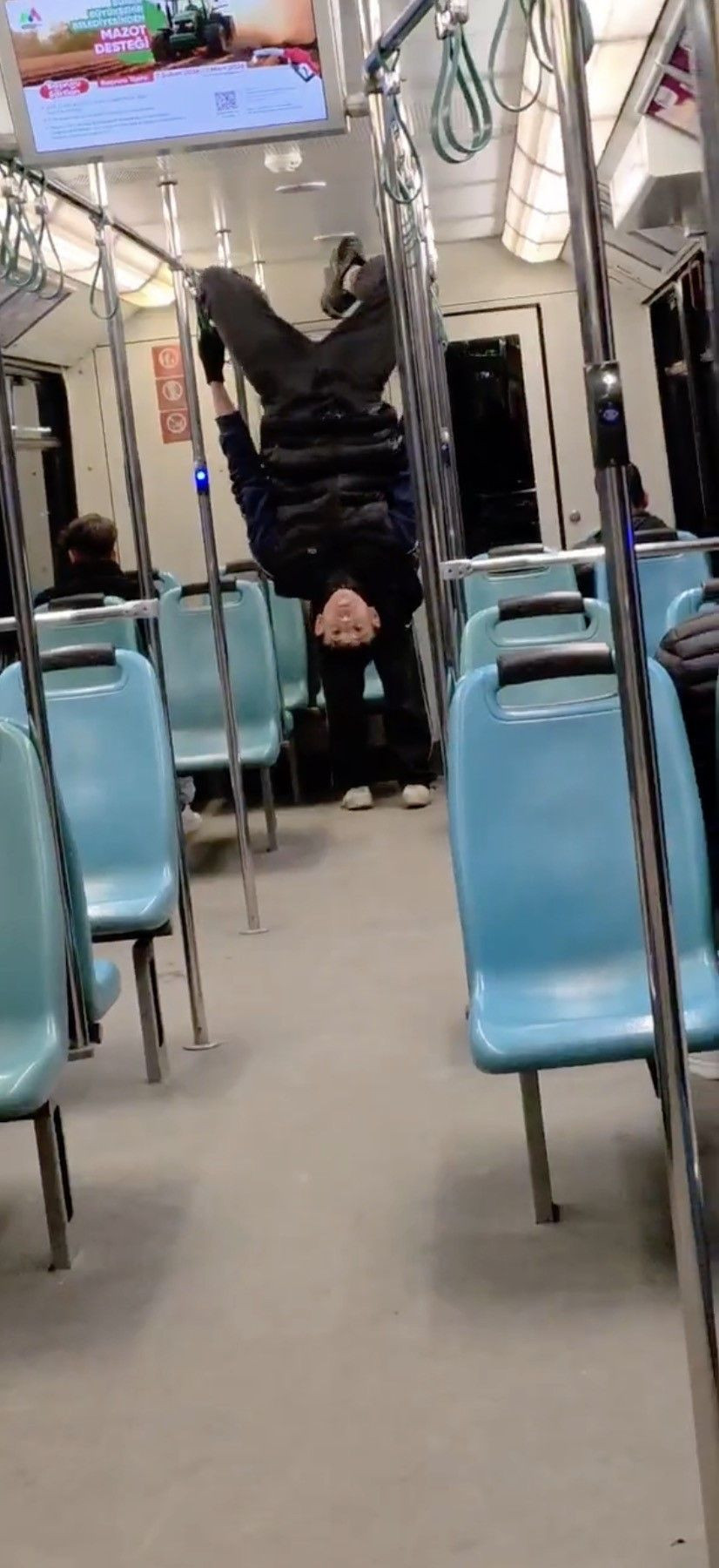 Gençlerin Metroda Tehlikeli Oyunu Kameraya Yansıdı - Sayfa 2