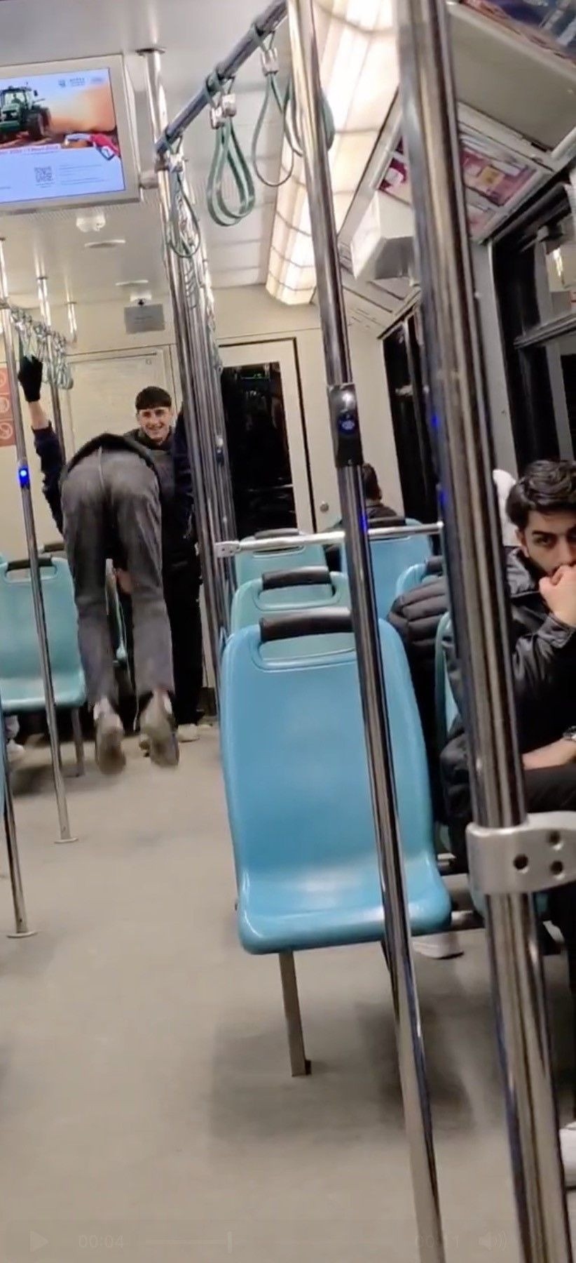 Gençlerin Metroda Tehlikeli Oyunu Kameraya Yansıdı - Sayfa 1