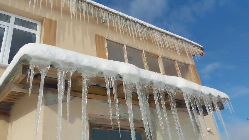 Dondurucu Soğuk Çatılarda Buz Sarkıtları Oluşturdu - Sayfa 2