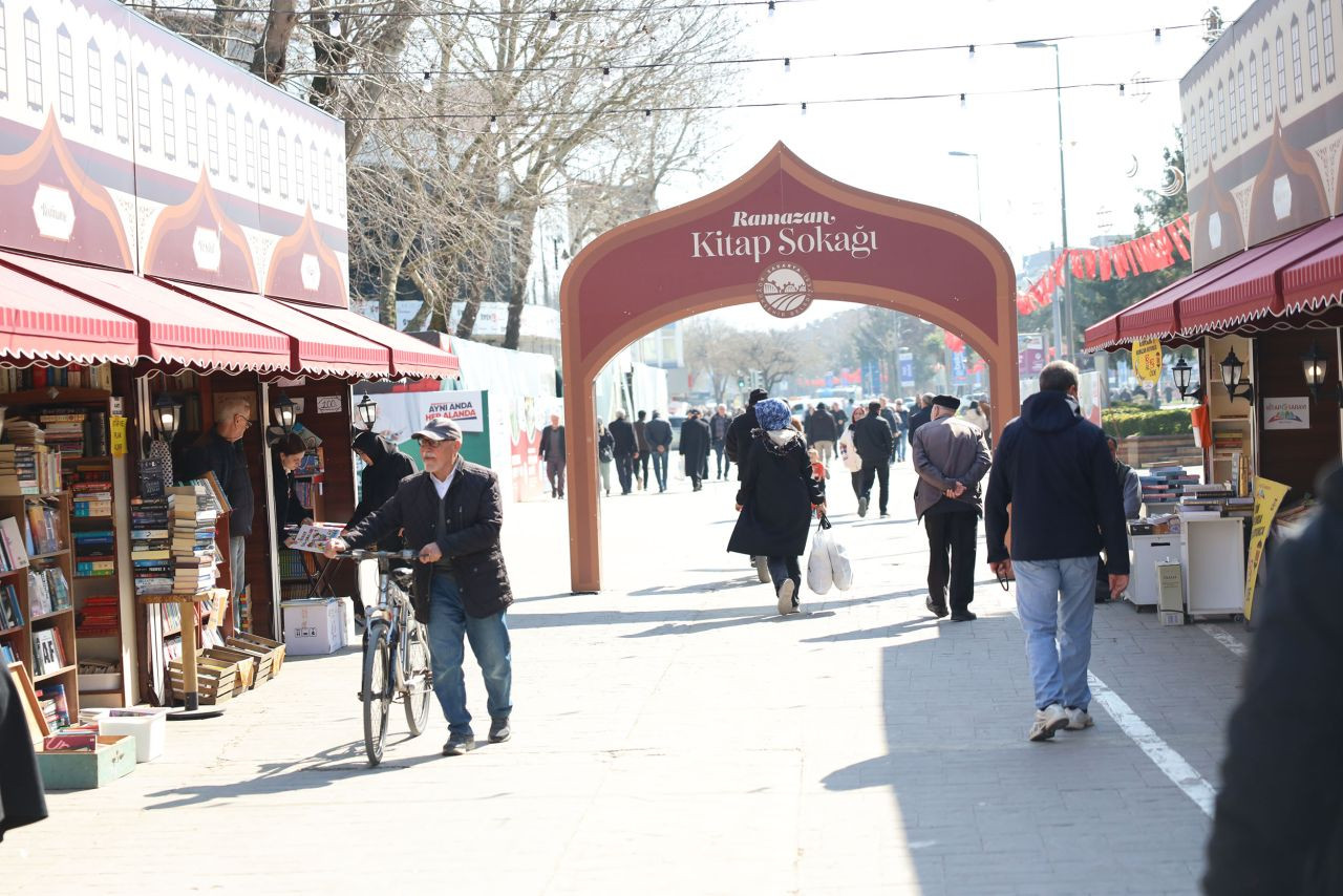 Kitap Sokağı Ramazan Akşamlarında Kitapseverlerin Buluşma Noktası Oldu - Sayfa 4