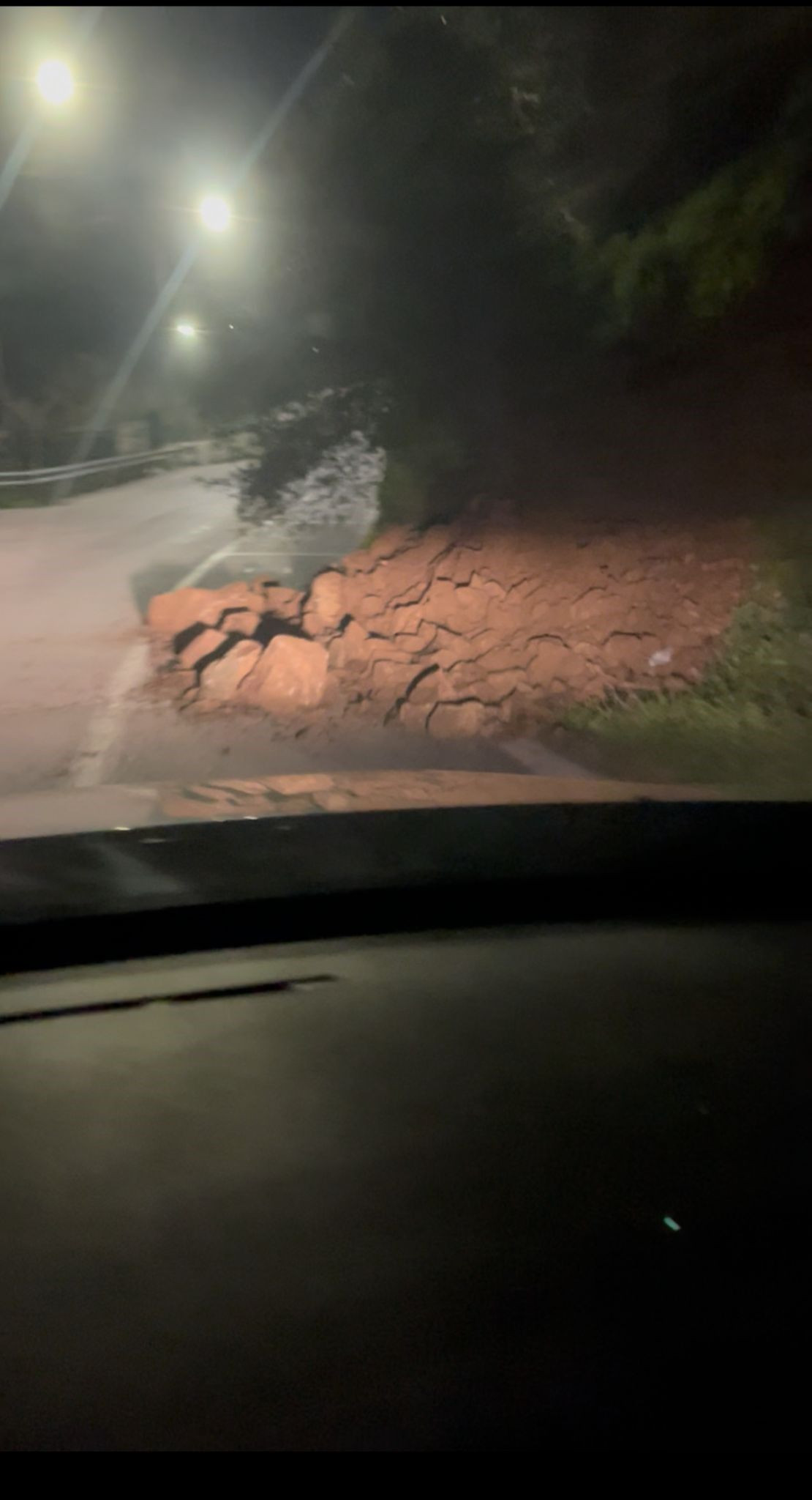 Kayalar Yola Savruldu, Sürücü Kazayı Kıl Payı Atlattı - Sayfa 1