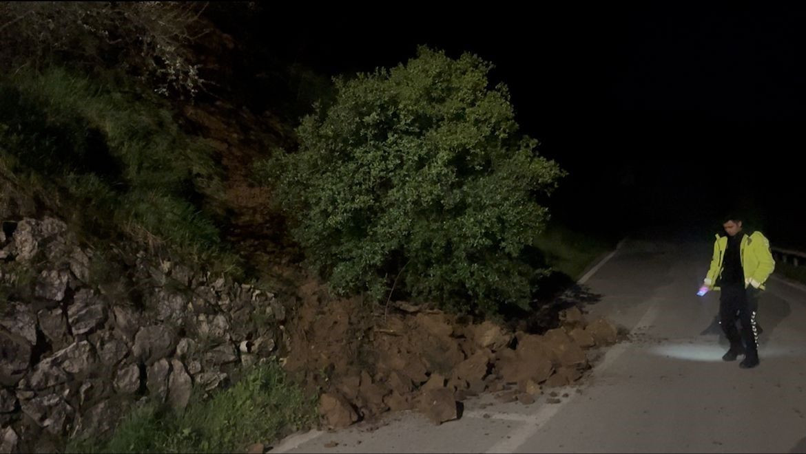 Kayalar Yola Savruldu, Sürücü Kazayı Kıl Payı Atlattı - Sayfa 3