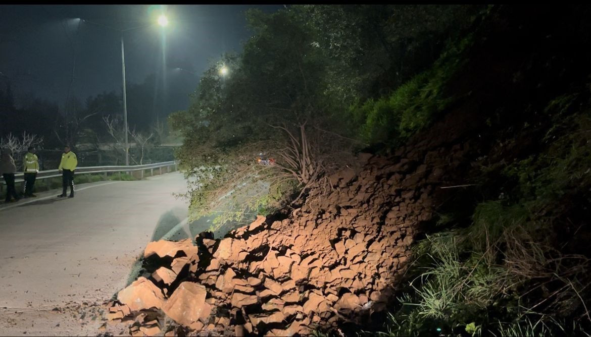 Kayalar Yola Savruldu, Sürücü Kazayı Kıl Payı Atlattı - Sayfa 2