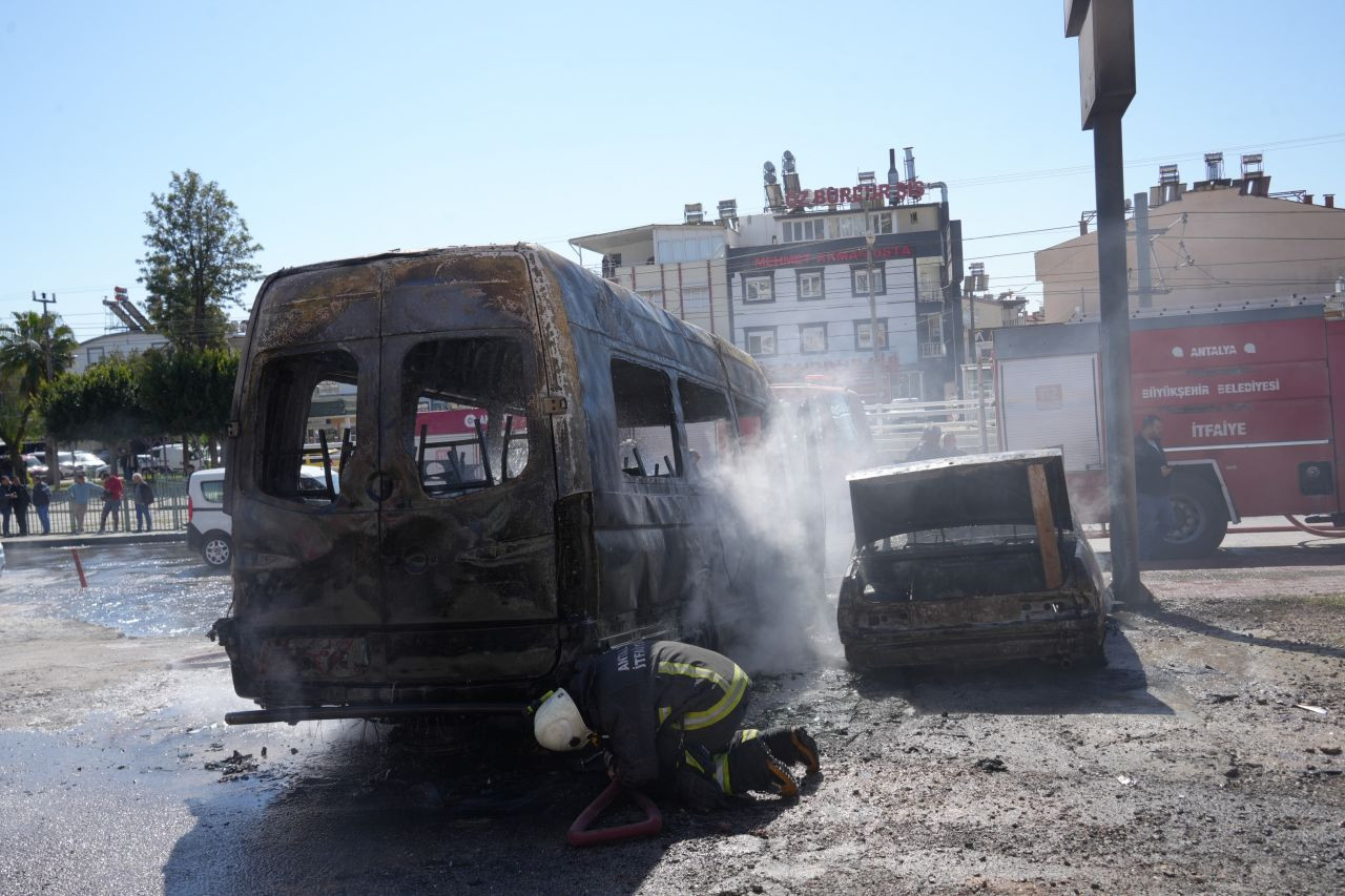 Park Halindeki İki Araç Alevlere Teslim Oldu - Sayfa 2