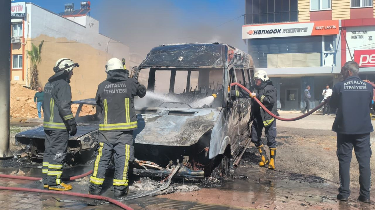 Park Halindeki İki Araç Alevlere Teslim Oldu - Sayfa 1