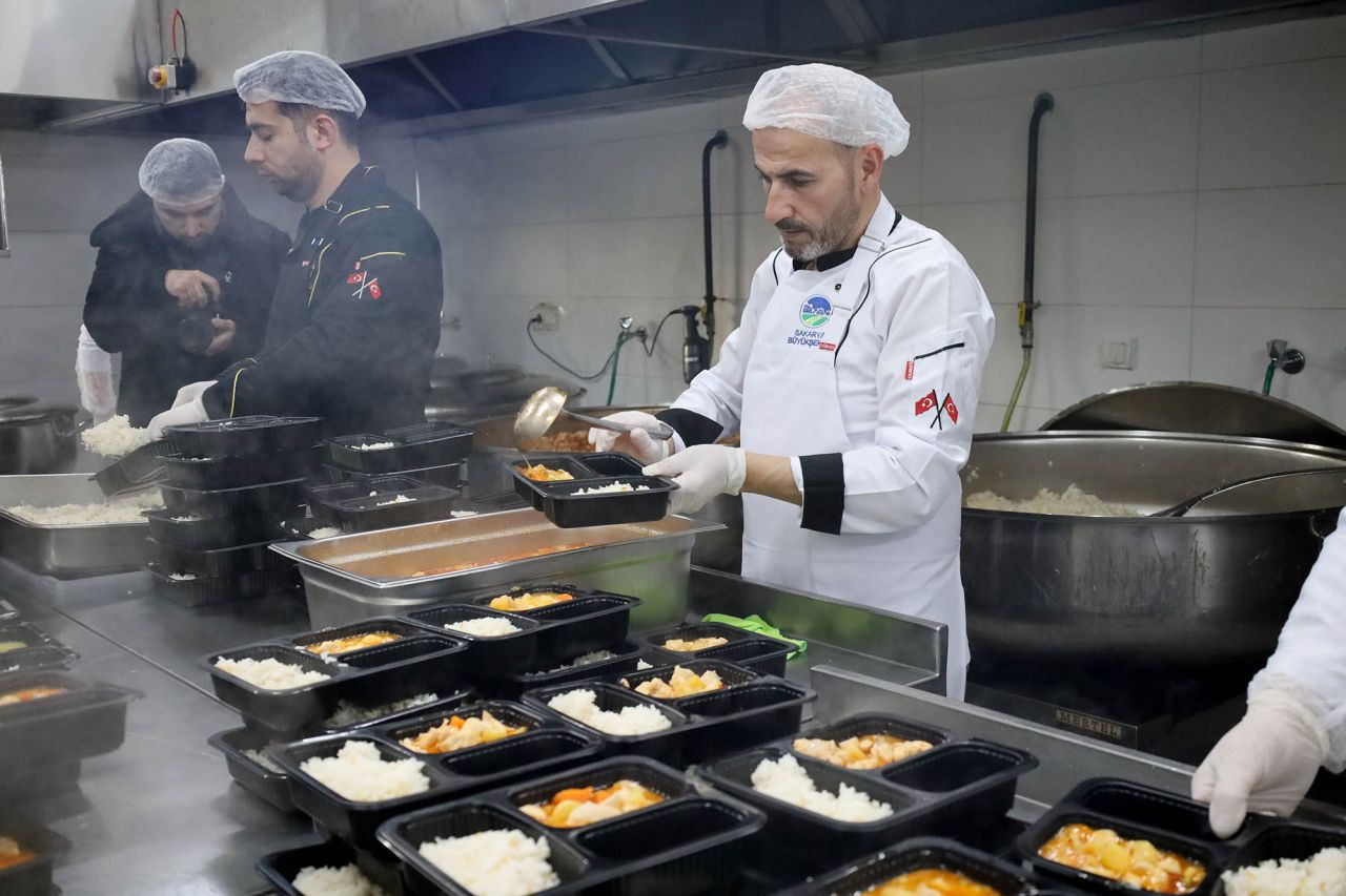 Ramazan'da 90 Bin Kişilik İftar Yemeği Büyükşehir Kazanlarında Pişiyor - Sayfa 1