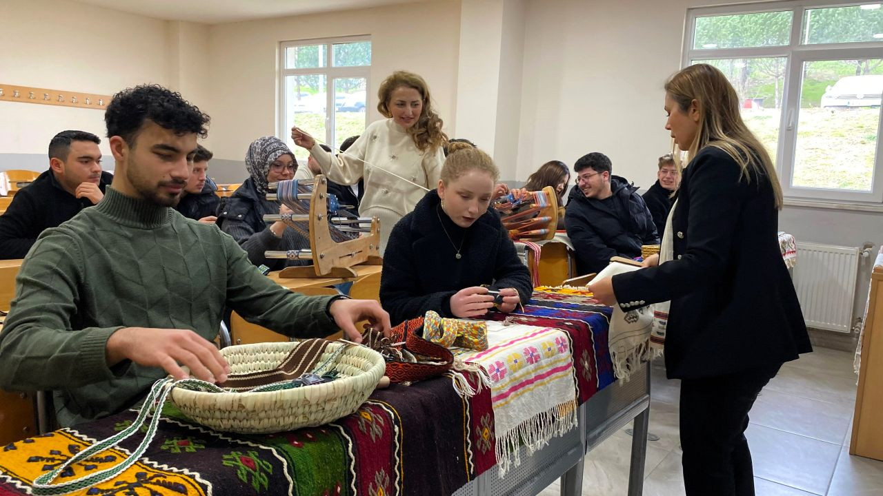 MYO’da Uygulamalı Dokuma Eğitimi Düzenlendi - Sayfa 4