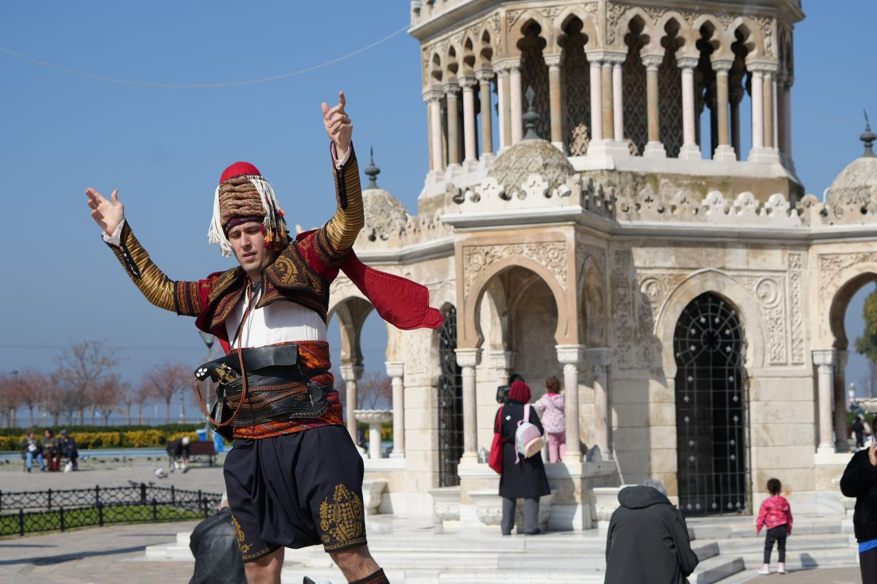 Avrupa Meydanlarında Bir Efe: Zeybekle Kültür Elçiliği - Sayfa 3
