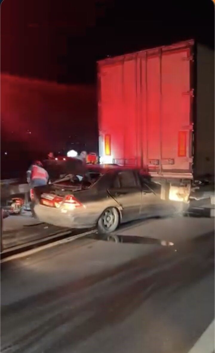 Otoyolda Kontrolden Çıkan Otomobil Tıra Çarptı: Sürücü Yaralandı - Sayfa 1