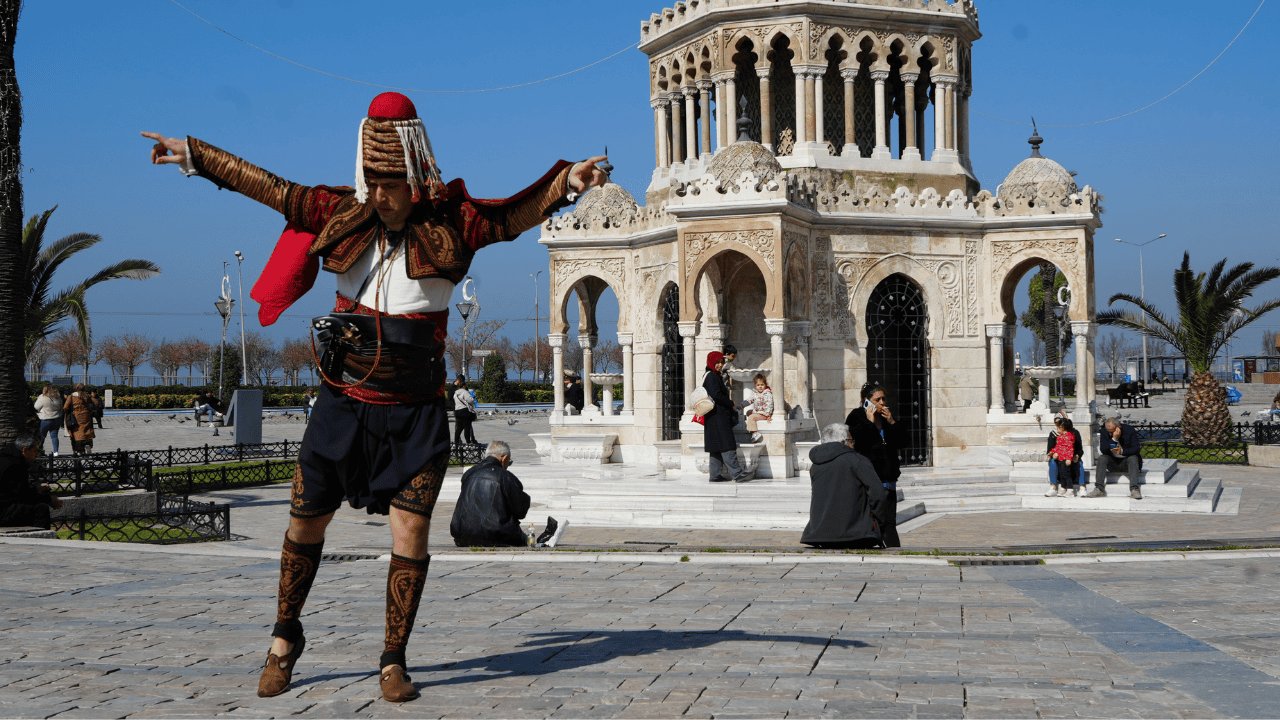 Avrupa Meydanlarında Bir Efe: Zeybekle Kültür Elçiliği - Sayfa 1