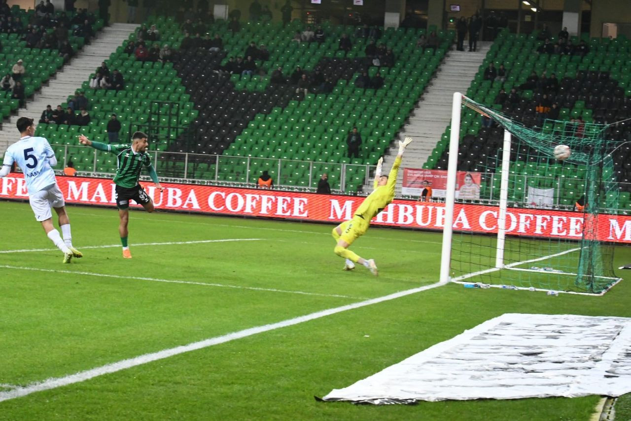Sakaryaspor’dan Gol Şov: Adana Demirspor’u 4-0 Mağlup Etti - Sayfa 1