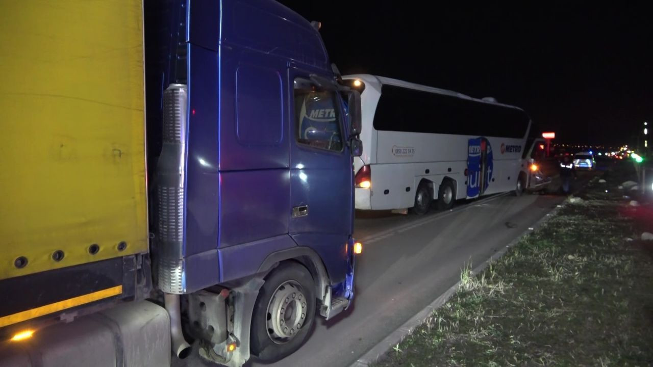 Yolcu Otobüsü ile Tır Çarpıştı - Sayfa 2