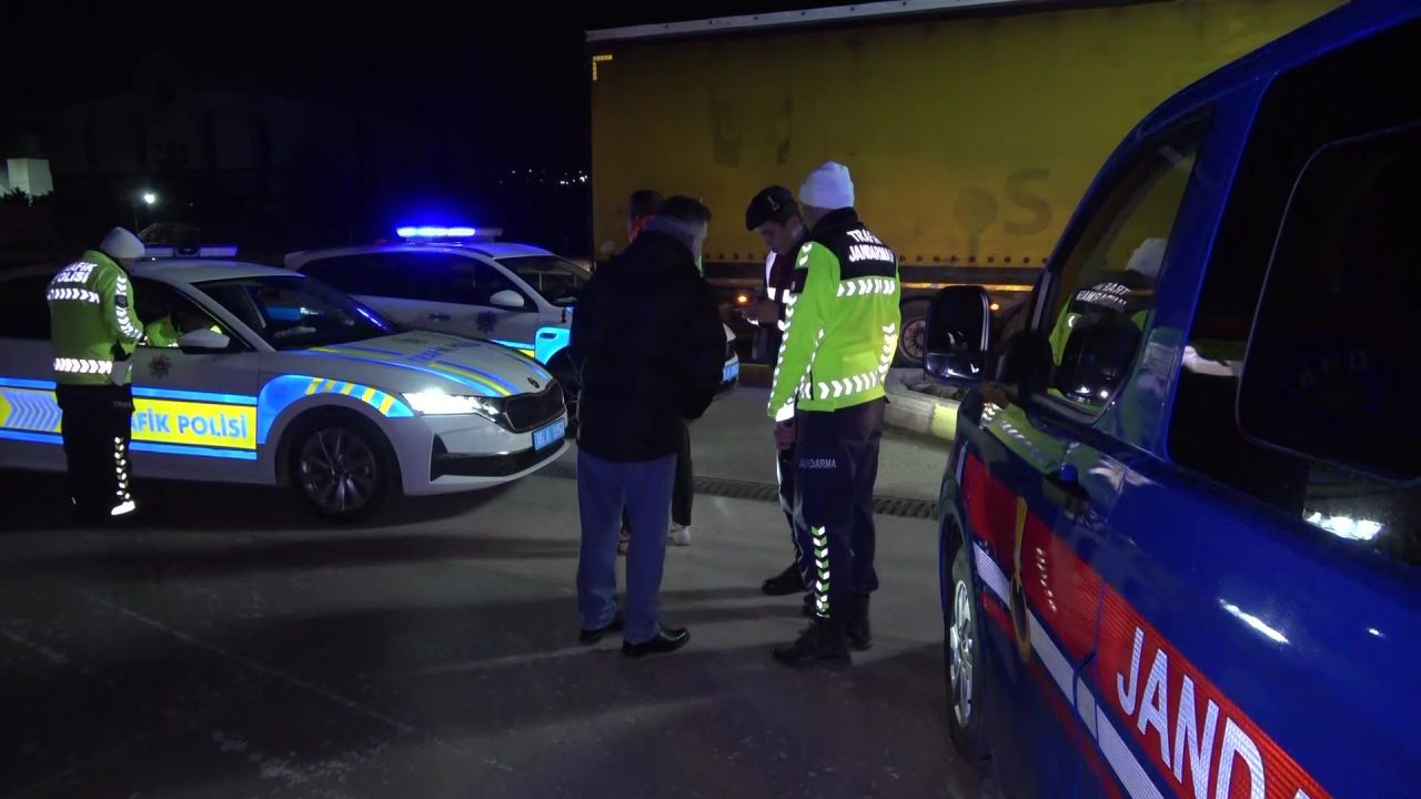 Yolcu Otobüsü ile Tır Çarpıştı - Sayfa 1