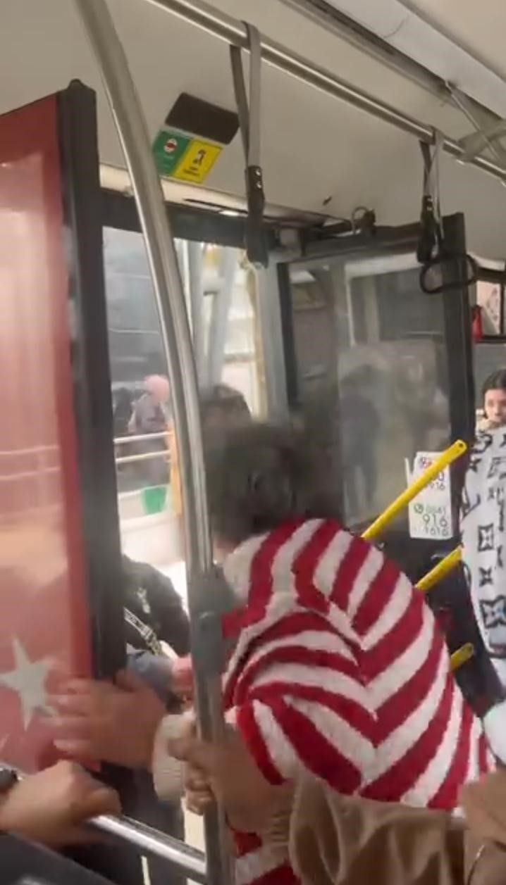 Otobüste Yer Kavgası: Şoförün Kolunu Isırdılar - Sayfa 1