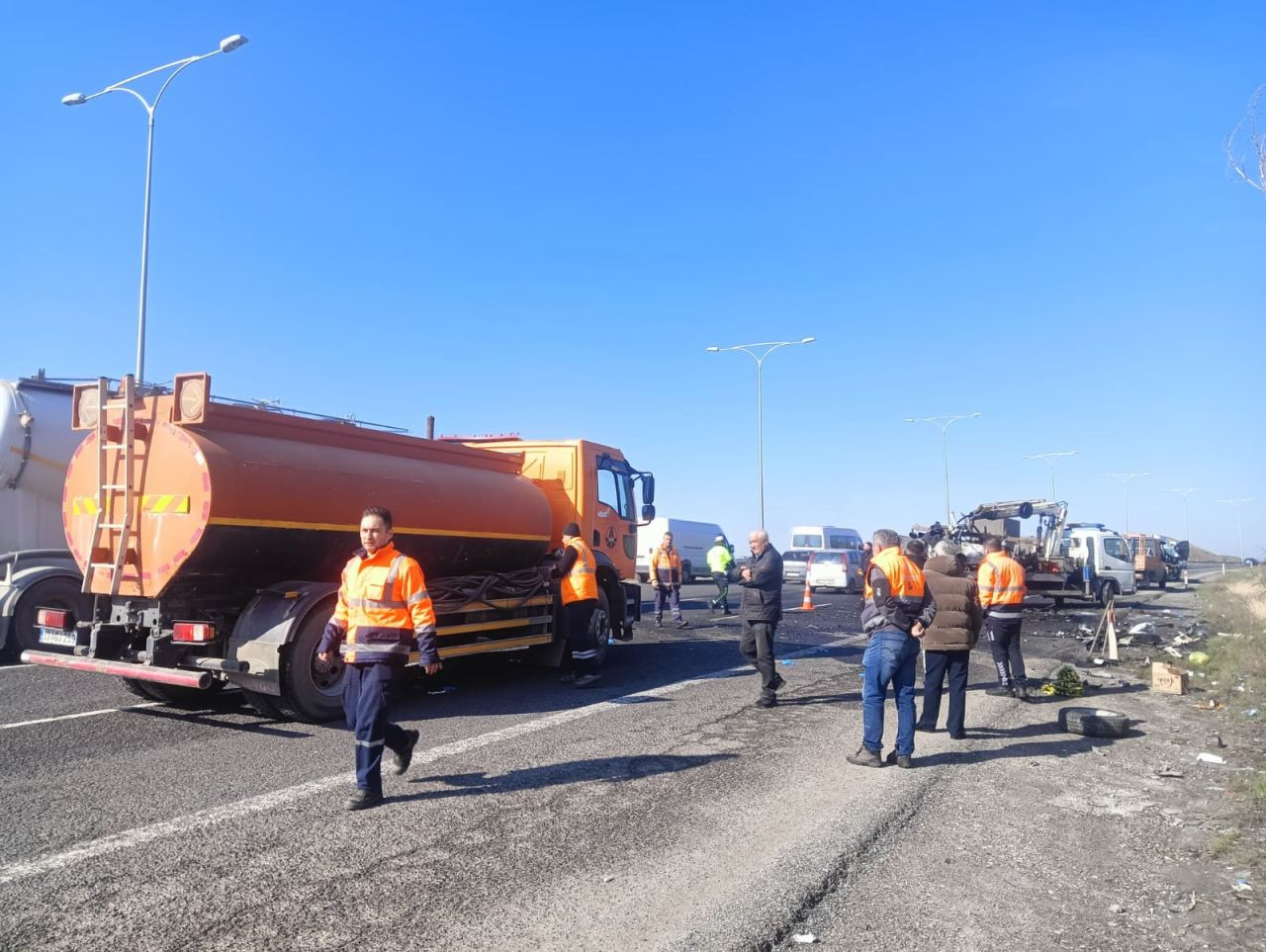 Ters Yön Dehşeti: Kafa Kafaya Çarpışan Araçlar Alev Aldı, 5 Ölü - Sayfa 1