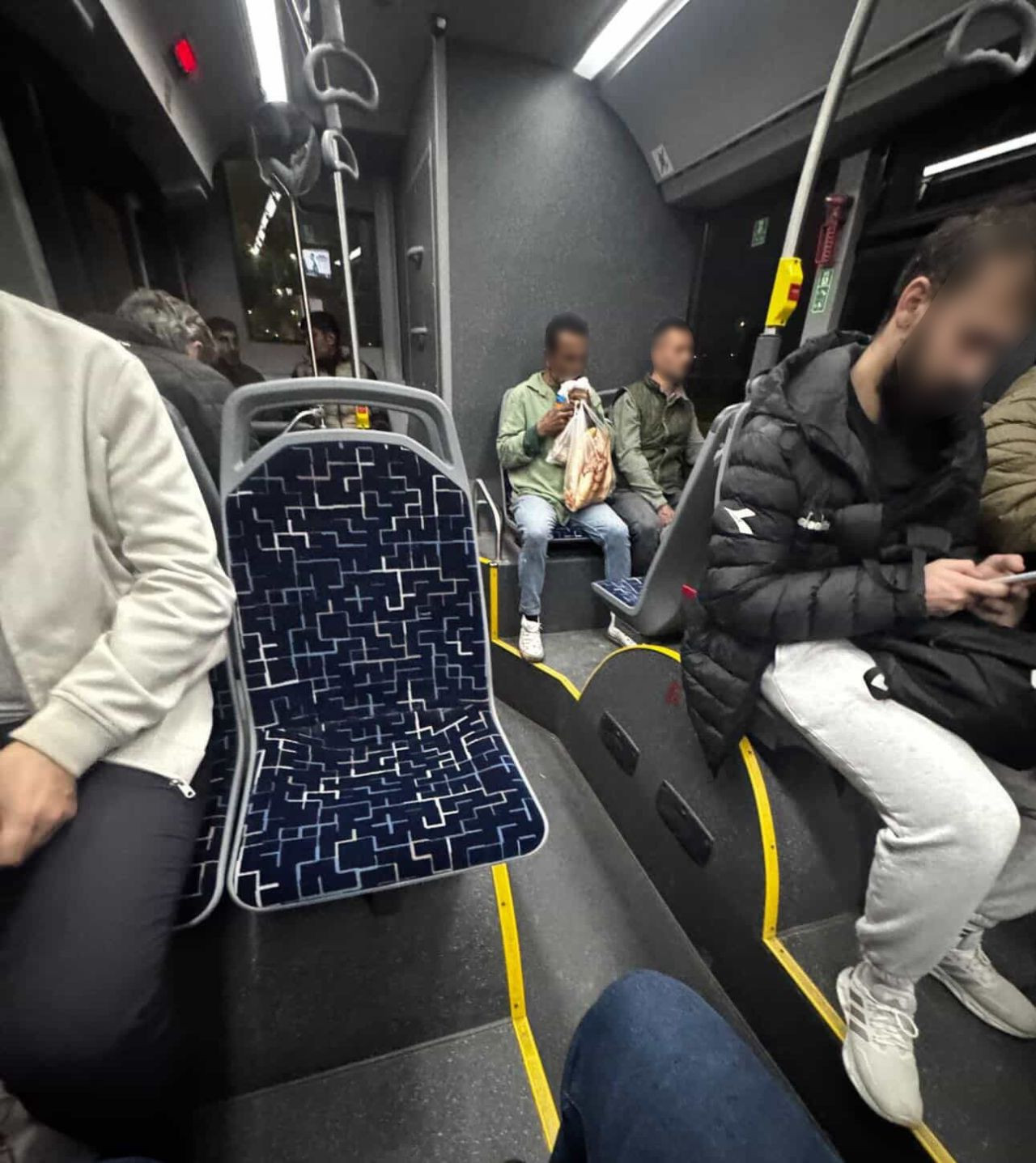 Otobüste Tedirgin Eden Anlar: Yolcunun Davranışları Kamerada - Sayfa 1