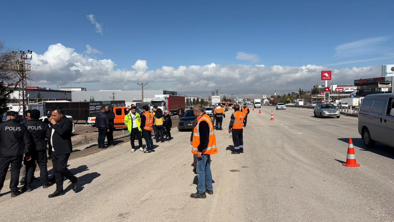 Özel Halk Otobüsü Köprü Direğine Çarptı: - Sayfa 1