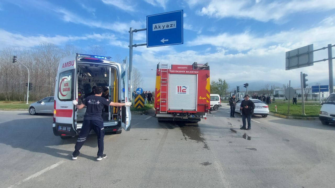 Otomobil ile Ticari Araç Çarpıştı, 4 Yaralı! - Sayfa 1