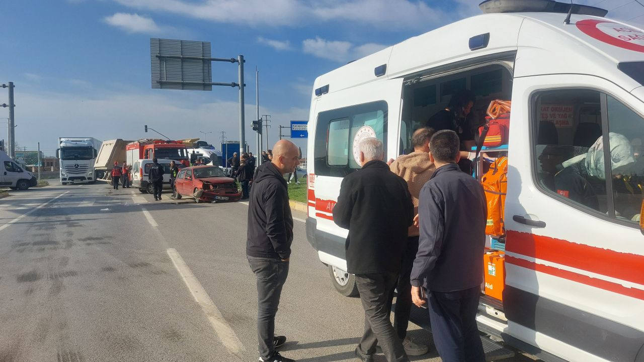 Otomobil ile Ticari Araç Çarpıştı, 4 Yaralı! - Sayfa 3