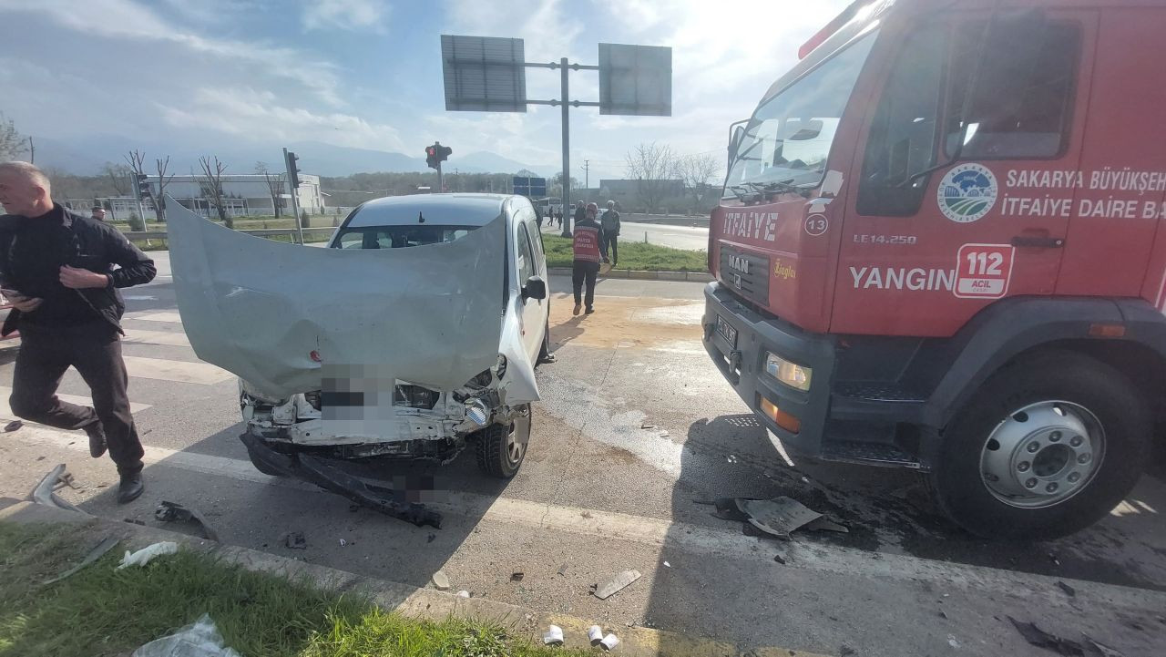 Otomobil ile Ticari Araç Çarpıştı, 4 Yaralı! - Sayfa 2