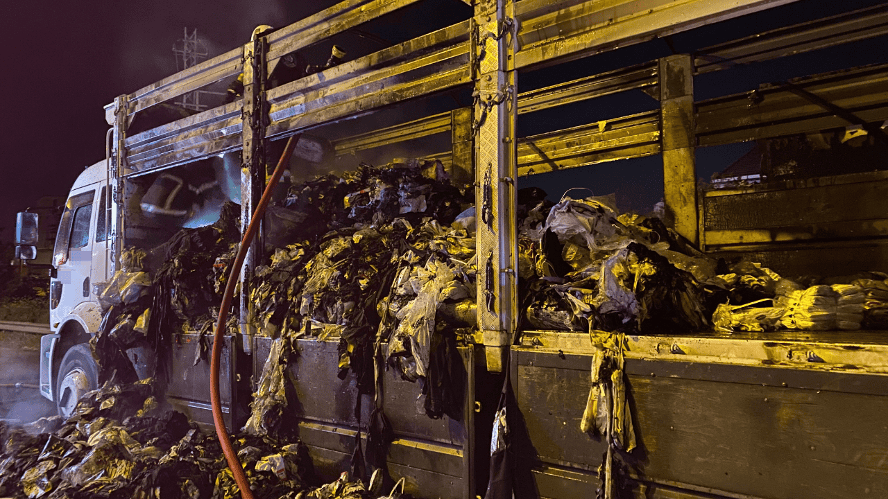 TEM Otoyolu’nda Tekstil Yüklü Kamyon Alev Alev Yandı - Sayfa 1