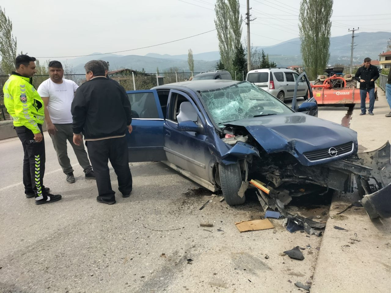 Taksi İle Traktör Çarpıştı: Üç Kişi Yaralandı - Sayfa 3