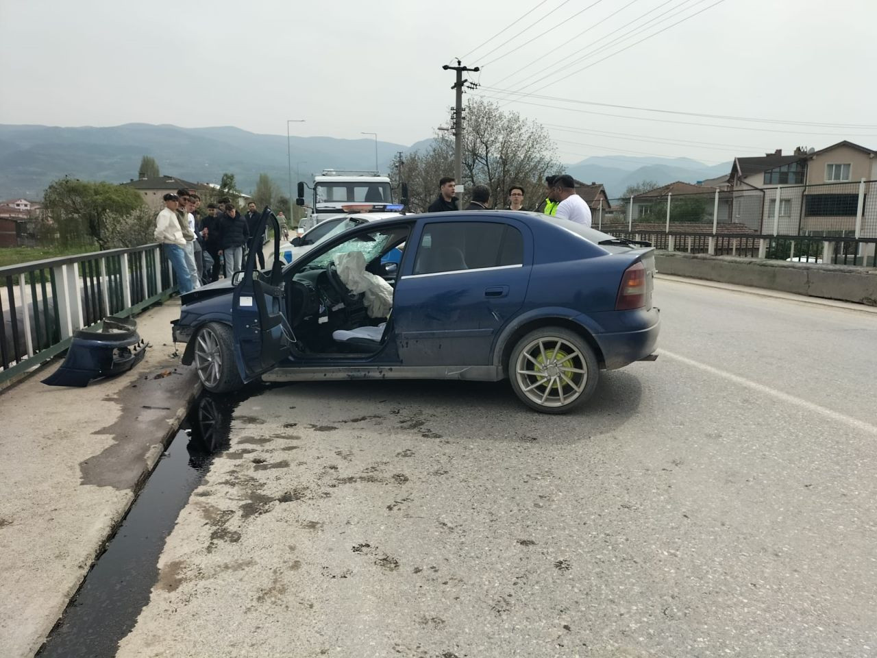 Taksi İle Traktör Çarpıştı: Üç Kişi Yaralandı - Sayfa 1