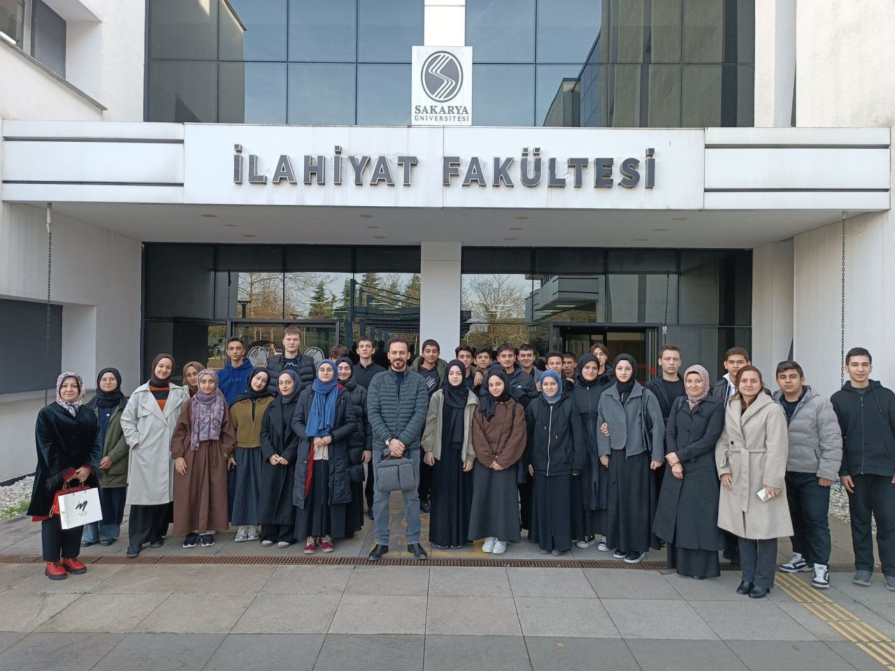 2 Bin Öğrenciye Kariyer Rehberliği: “Geleceğime Yön Veriyorum” Projesi - Sayfa 1