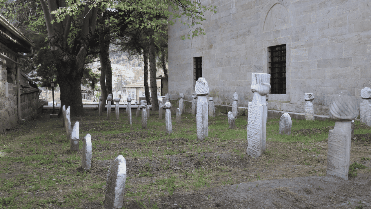 508 Yıllık Yunus Paşa Camii Zamana Meydan Okuyor - Sayfa 2