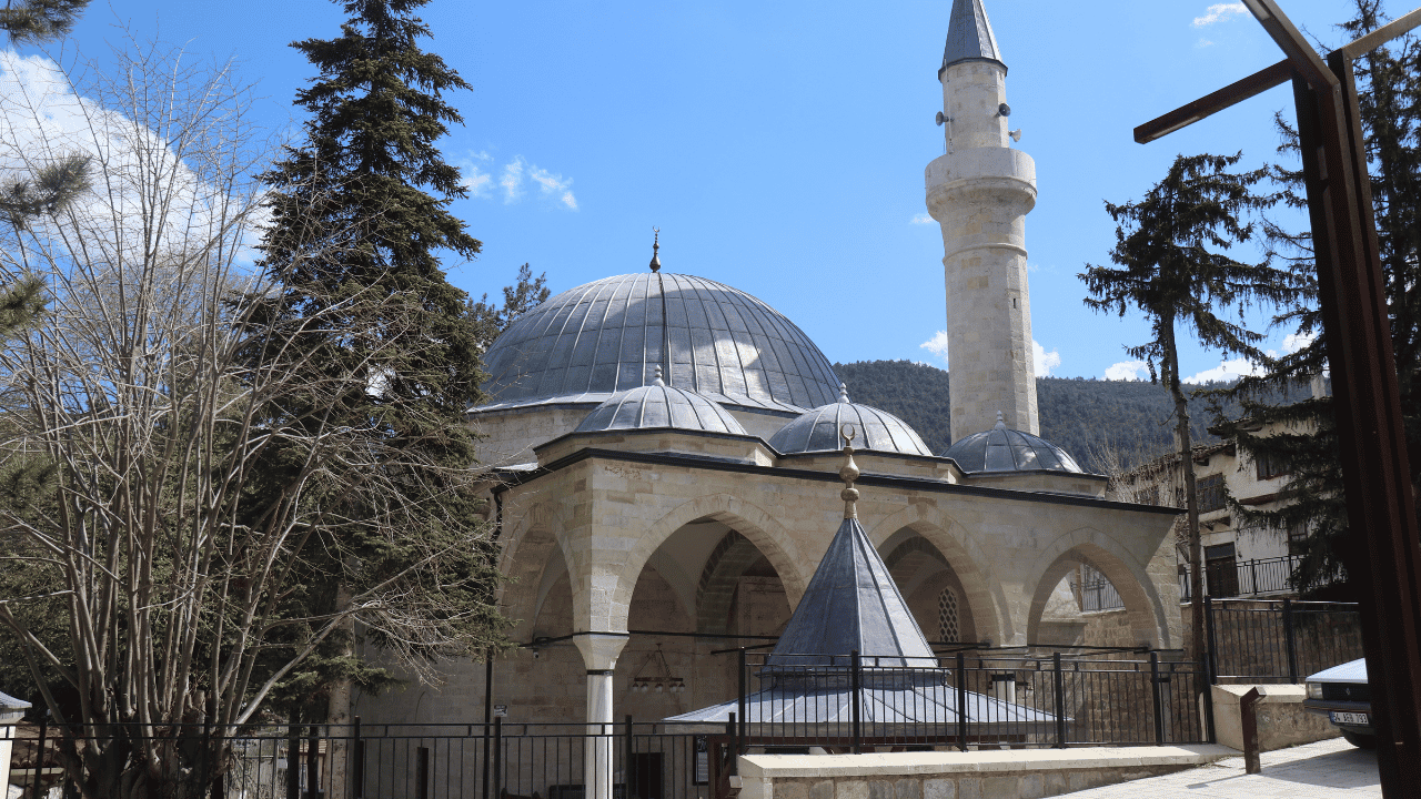 508 Yıllık Yunus Paşa Camii Zamana Meydan Okuyor - Sayfa 1