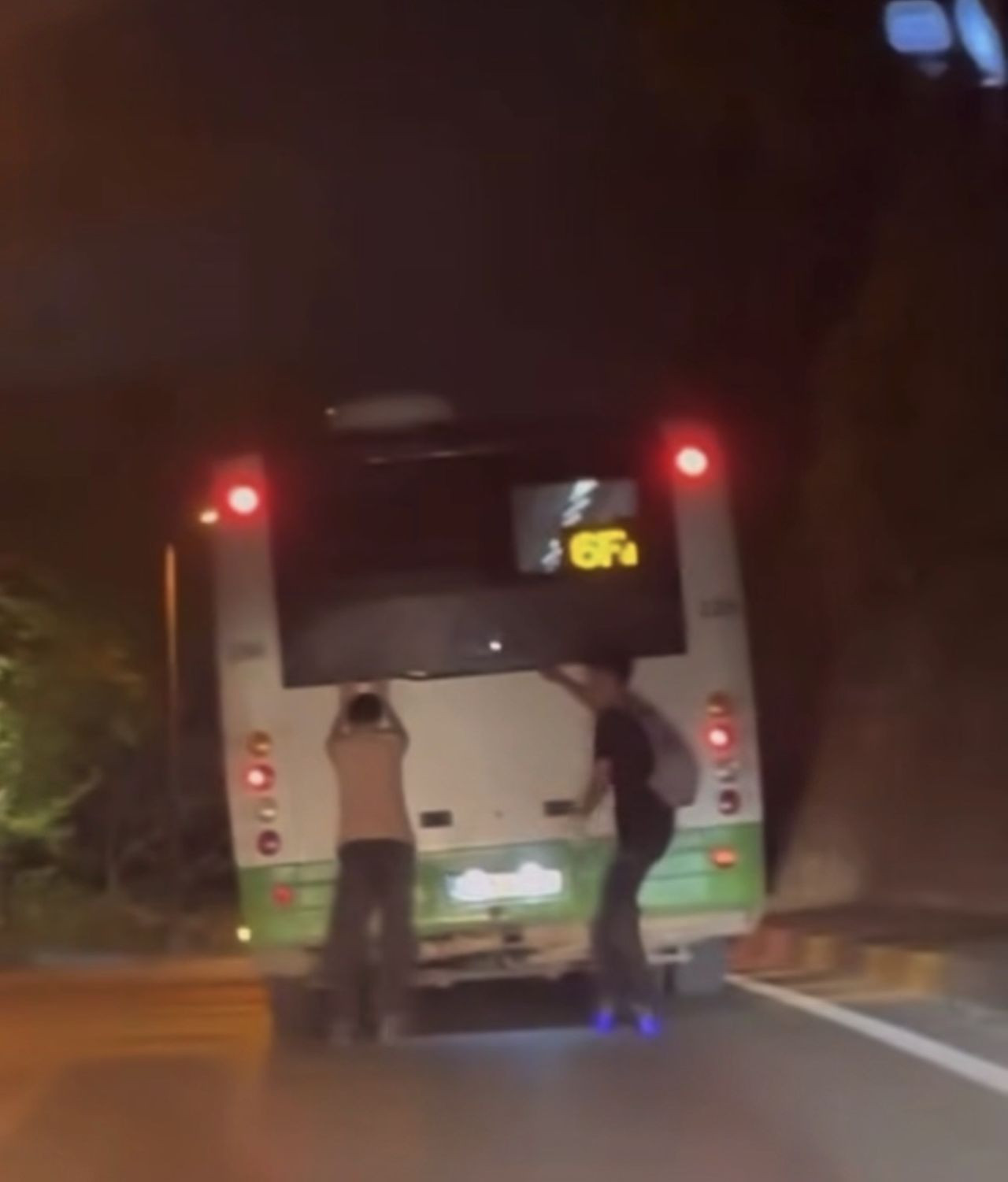 Patenli Gençlerin Tehlikeli Otobüs Yolculuğu Kamerada - Sayfa 2